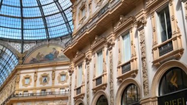 Milan, İtalya - 18 Nisan 2024: Vittorio Emanuele II Galerisinin tepesi
