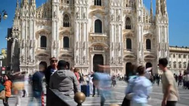 Milan, İtalya - 18 Nisan 2024: Katedral Meydanı 'nda Aziz Meryem' in Doğuşu Başyapıtı Başkent Katedrali
