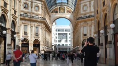 Milan, İtalya - 18 Nisan 2024: Vittorio Emanuele II Galerisi 'nde yürüyen insanlar