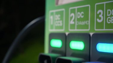 Chisinau, Moldova - 18 Nisan 2024: Yeşil, BYD elektrikli araba şarj istasyonuna yakın plan