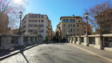 Roma, İtalya - 16 Şubat 2024: Gündüz vakti Roma sokaklarında yürüyüş