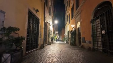 Roma, İtalya - 16 Şubat 2024: Gece Roma sokaklarında yürüyüş