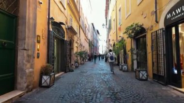 Roma, İtalya - 16 Şubat 2024: Gündüz vakti Roma sokaklarında yürüyüş