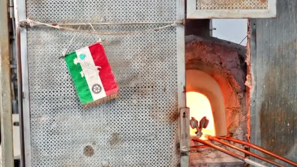 意大利威尼托穆拉诺的一个玻璃炉中燃烧着的火 — 图库视频影像
