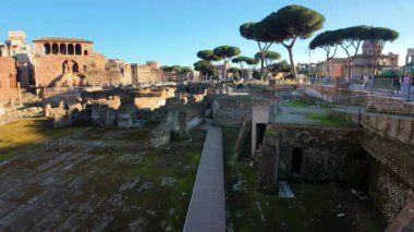 Roma, İtalya - 16 Şubat 2024: Antik Roma kalıntıları gündüz vakti