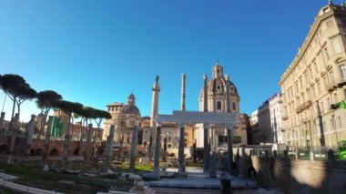 Roma, İtalya - 16 Şubat 2024: Arka planda Aziz Peter Bazilikası olan Antik Roma Harabeleri