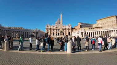 Roma, İtalya - 16 Şubat 2024: St. Peter Meydanı 'ndaki Aziz Peter Bazilikası' nın ön manzarası