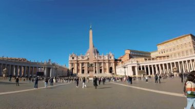 Roma, İtalya - 16 Şubat 2024: St. Peter Meydanı 'ndaki Aziz Peter Bazilikası' nın ön manzarası