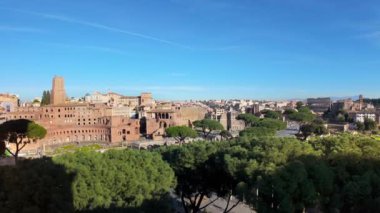 Roma, İtalya 'daki Trajan Pazarı' nın antik binalarının panoramik manzarası