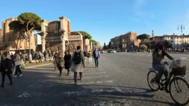 Roma, İtalya - 16 Şubat 2024: Roma sokaklarında gündüz vakti yaya geçidinde yürüyen insanlar