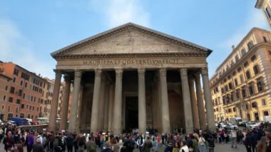 Roma, İtalya - 16 Şubat 2024: Gündüz vakti Panteon 'un önü