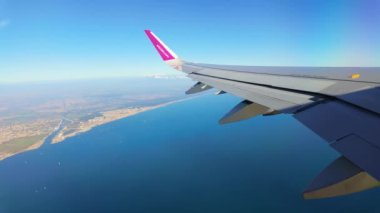 Roma, İtalya - 16 Şubat 2024: Wizzair uçak kanadının bir uçak penceresinden deniz manzarası