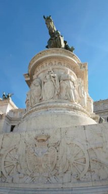 Roma, İtalya - 16 Şubat 2024 Victor Emmanuel 'in heykeli - Ulusun Babası. Dikey