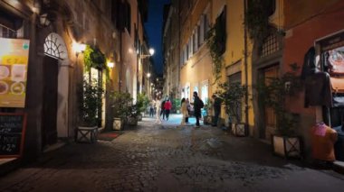 Roma, İtalya - 16 Şubat 2024: Gece Roma sokaklarında yürüyüş
