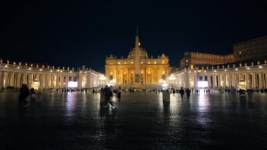 Roma, İtalya - 16 Şubat 2024: Vatikan 'daki Aziz Peter Bazilikası' nın ön görünümü, gece