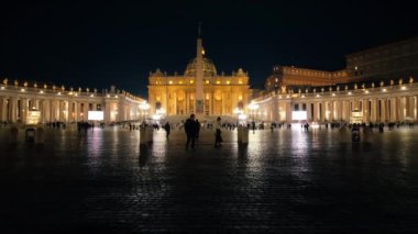 Roma, İtalya - 16 Şubat 2024: Vatikan 'daki Aziz Peter Bazilikası' nın ön görünümü, gece