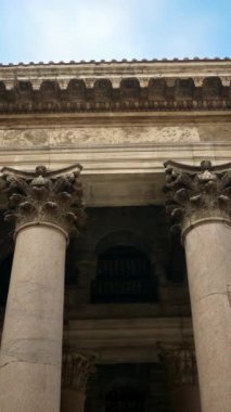 Roma, İtalya - 16 Şubat 2024: Gündüz vakti Panteon 'a yakın görüş. Dikey