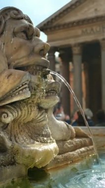 Roma, İtalya - 16 Şubat 2024: Roma Panteon Pınarı 'nın önündeki Pınar Pınarı' na yaklaş. Dikey