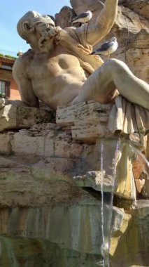 Roma, İtalya - 16 Şubat 2024: Navona Meydanı 'ndaki Dört Nehir Çeşmesi' nin yakınında. Dikey