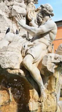 Roma, İtalya - 16 Şubat 2024: Navona Meydanı 'ndaki Dört Nehir Çeşmesi' nin yakınında. Dikey