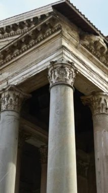 Roma, İtalya - 16 Şubat 2024: Gündüz vakti Panteon 'un yan görüntüsü. Dikey