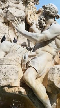 Roma, İtalya - 16 Şubat 2024: Navona Meydanı 'ndaki Dört Nehir Çeşmesi' nin yakınında. Dikey