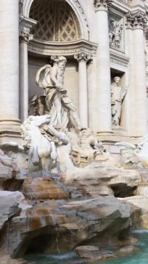 Roma, İtalya - 16 Şubat 2024: Trevi Çeşmesinin yan manzarası. Dikey