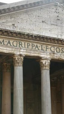 Roma, İtalya - 16 Şubat 2024: Gündüz vakti Panteon 'un ön görüntüsü Dikey