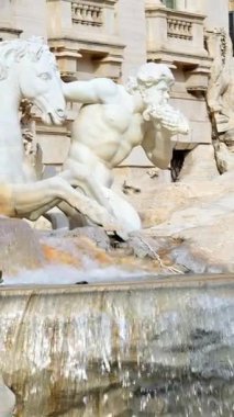 Roma, İtalya - 16 Şubat 2024: Trevi Çeşmesinin yan manzarası. Dikey