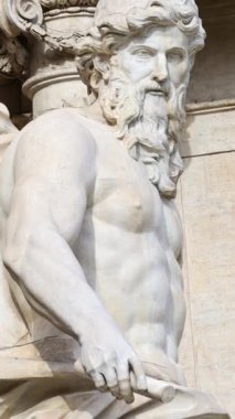 Roma, İtalya - 16 Şubat 2024: Trevi Çeşmesi 'nin ön görüntüsü. Dikey