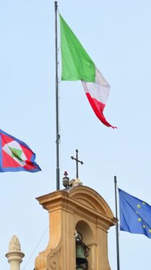 İtalya ve Avrupa Birliği bayrakları ve İtalya Cumhurbaşkanlığı flaması İtalya, Roma 'daki Quirinale Sarayı' nın önünde sallanıyor. Dikey