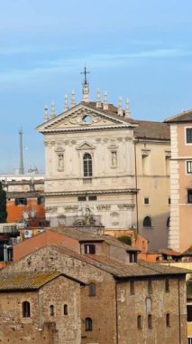 Roma, İtalya - 16 Şubat 2024: Vatikan şehrinin siluetinde Aziz Dominic ve Sixtus Kilisesi. Dikey