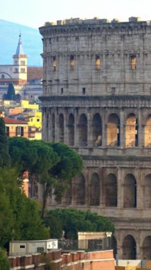 Roma, İtalya - 16 Şubat 2024: Arka planda şehir manzaralı Colosseum manzarası. Dikey