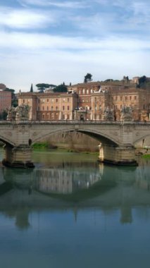 Roma, İtalya - 16 Şubat 2024: Ponte Vittorio Emanuele II Tiber Nehri 'nin karşısında şehir manzaralı. Dikey