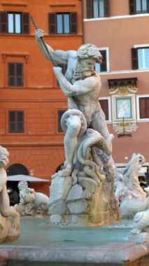 Roma, İtalya - 17 Şubat 2024: Navona Meydanı 'ndaki Neptün Çeşmesi, gün ışığında. Dikey