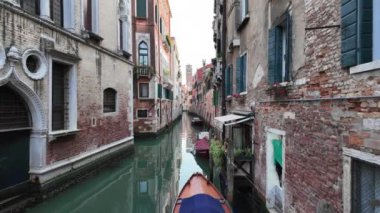 Tekneler Venedik, İtalya 'da bir kanalın kenarına yanaştı.