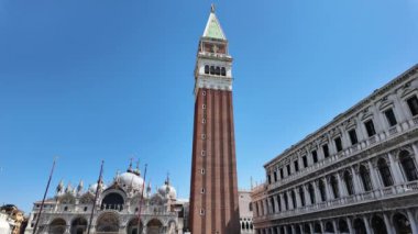 Venedik, İtalya - 18 Nisan 2024: St. Mark 's Campanile ve St. Mark Meydanı' ndaki Saint Mark Bazilikası