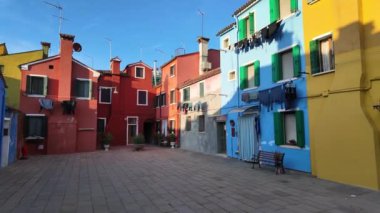İtalya, Burano Adası 'nın renkli evleri.