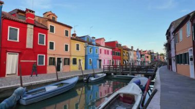 İtalya 'nın Burano Adası' ndaki renkli evlerin yakınındaki bir kanalda tekneler.