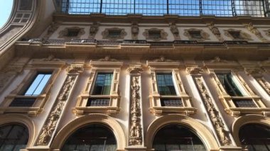Milan, İtalya - 17 Nisan 2024: Vittorio Emanuele II Galerisinin vitrinlerini kapatın
