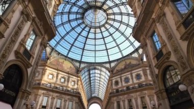 Milan, İtalya - 17 Nisan 2024: Vittorio Emanuele II Galerisinin tepesi