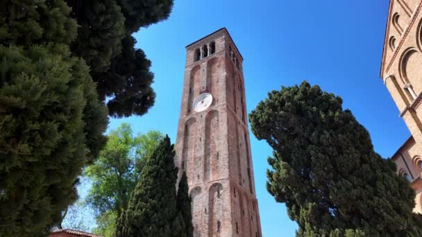 意大利穆拉诺 2024年4月19日 圣玛利亚教堂在阳光灿烂的一天被树木环绕 — 图库视频影像