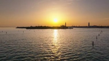 Gün batımında Venedik Şehri 'ni çevreleyen suyun havadan görüntüsü