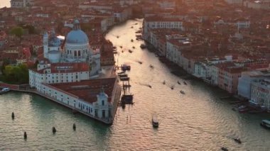 Venedik City, İtalya 'da gün batımında hareket eden teknelerin hava görüntüsü.