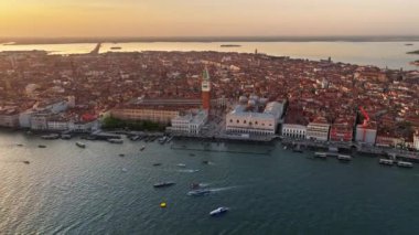 Günbatımında Venedik City, İtalya yakınlarında hareket eden teknelerin hava görüntüsü