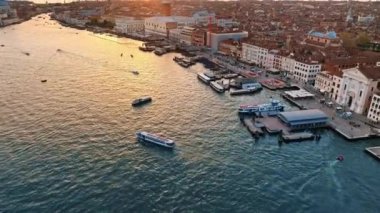 Güneşli bir günde İtalya 'nın Venedik şehrinde hareket eden teknelerin hava görüntüsü