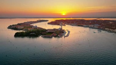 Venedik Gölünün hava manzarası, İtalya, gün batımında