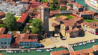 İtalya 'nın Venedik şehrinde gündüz vakti Basilica dei Santi Maria e Donato' nun hava manzarası