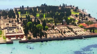 San Michele Adası, İtalya 'daki San Michele Mezarlığı' nın havadan görünüşü