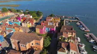 İtalya 'nın Burano Adası' ndaki renkli evlerin havadan görünüşü